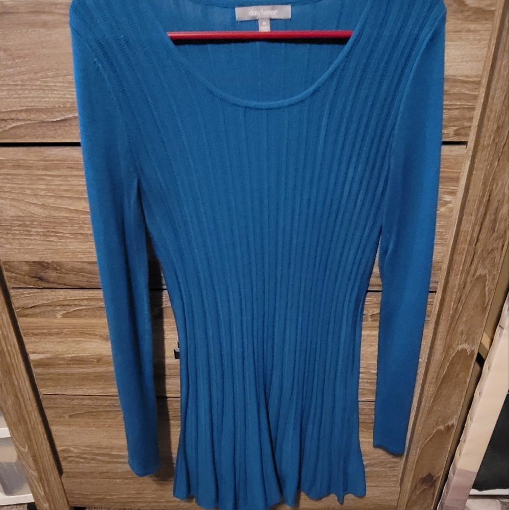 Beautiful blue long sleeve Daisy Fuentes top